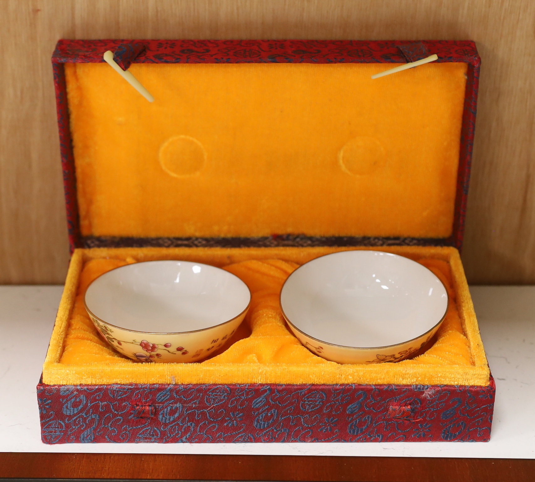 A pair of Chinese bowls, enamelled, 9cm diameter